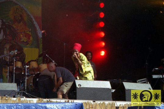 Empress Ayeola (UK) with The Artikal Crew - Reggae Geel Festival, Belgien 05. August 2006 (2).jpg